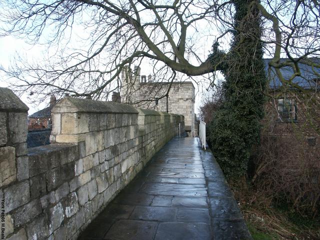 PICT5319-On_the_wall_looking_at_Micklegate_bar