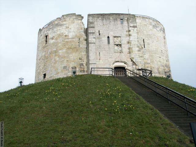 PICT5337-Cliffords_Tower_bottom_of_stairs