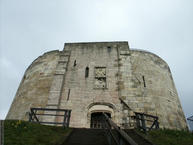 PICT5338-Looking_up_at_Cliffords_Tower