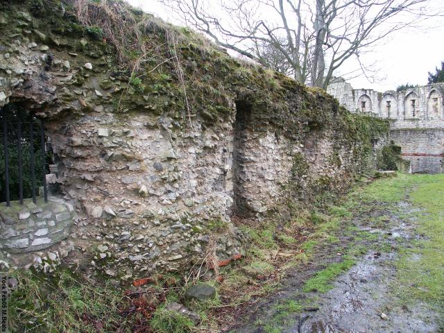 PICT5482-Old_wall_by_St_Leonards